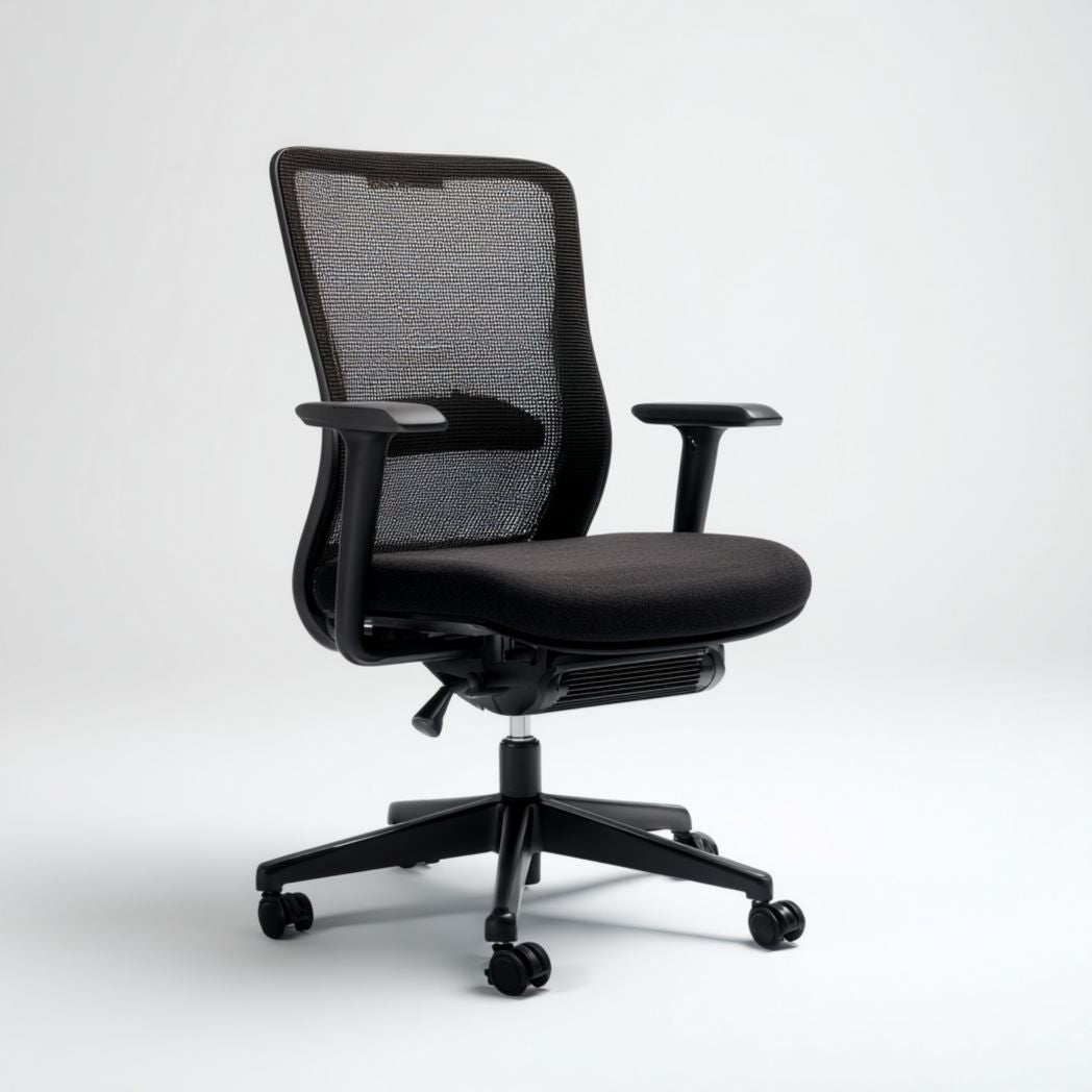 Poltrona da ufficio con schienale in rete nera e seduta imbottita in tessuto nero