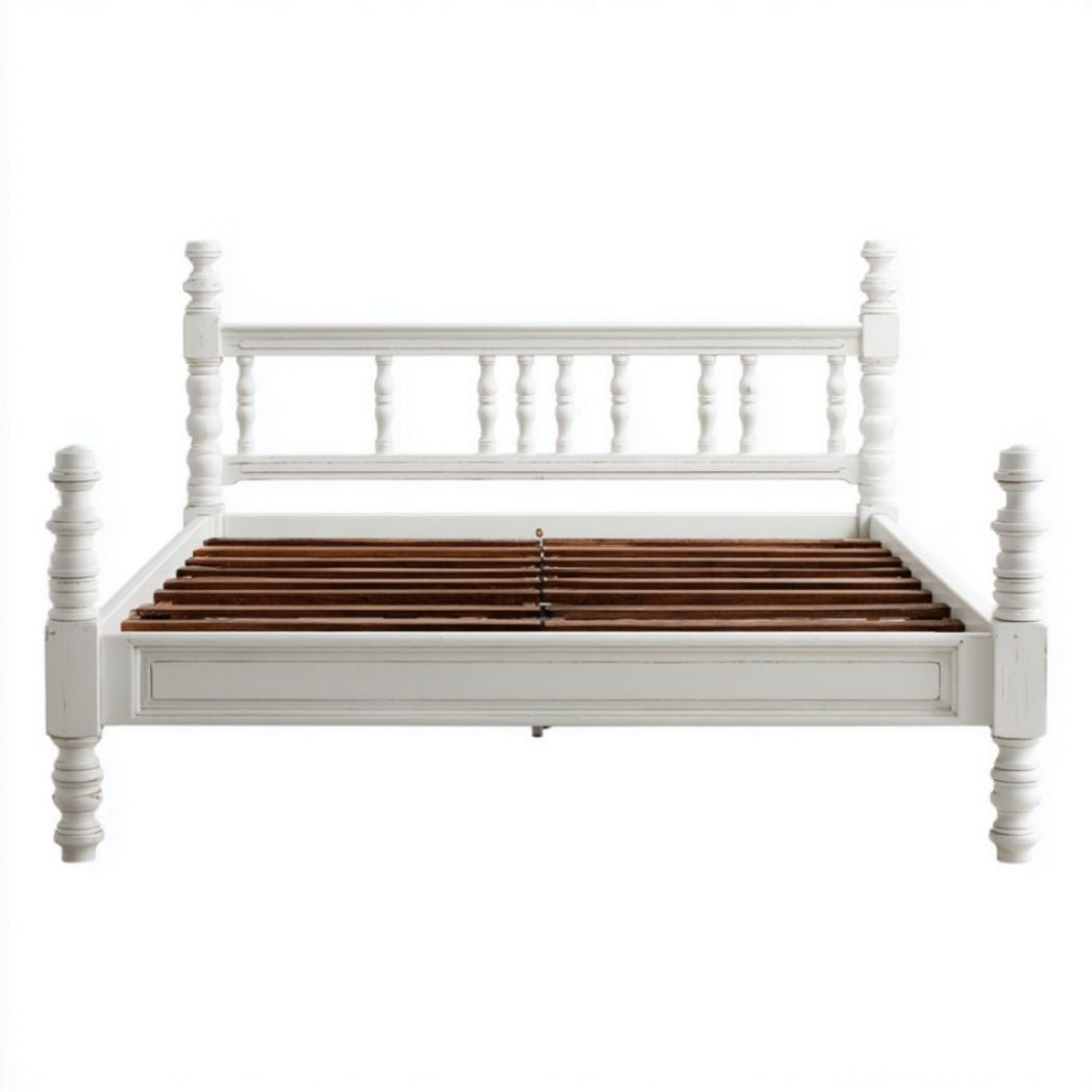 Letto Matrimoniale in Legno di Frassino Laccato Bianco con Testiera a Colonne e Doghe in Legno di Cedro